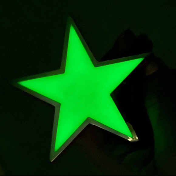 Glow-in-the-dark star belt buckle plus black star belt buckle - Picture 3 of 8